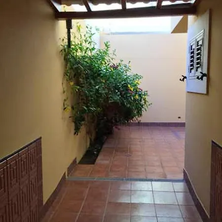 Spacious House Near El With Fenced Garden Holiday home *