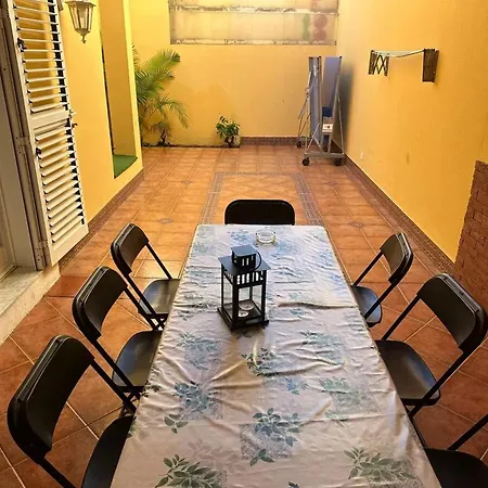 Spacious House Near El With Fenced Garden *