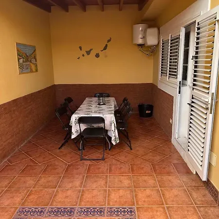 Spacious House Near El With Fenced Garden